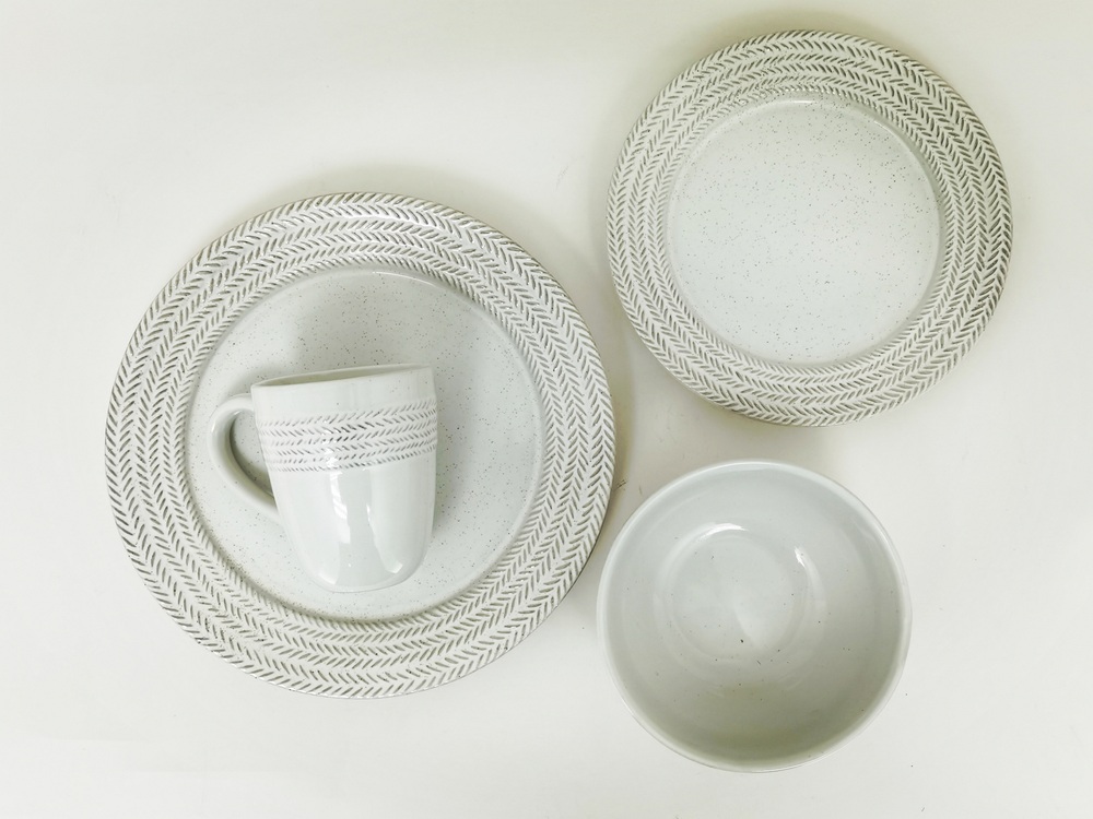 Dinnerware set