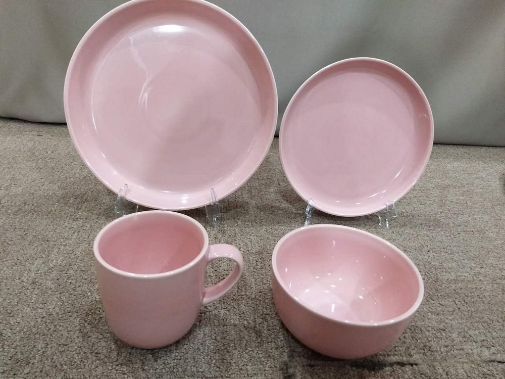 Dinnerware set